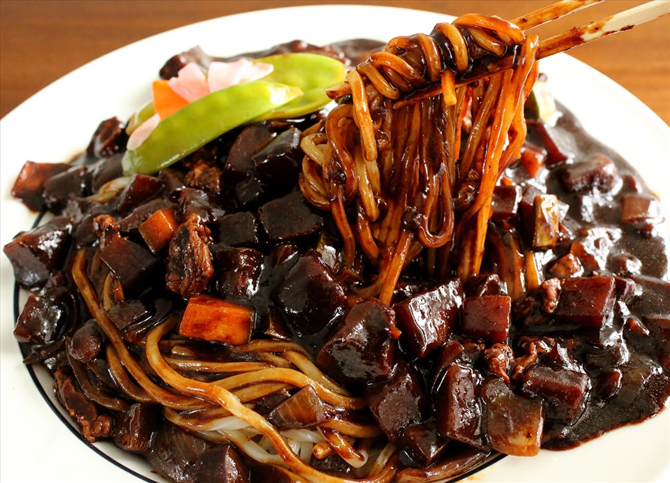 Cách làm mì tương đen Hàn Quốc (Jjajangmyeon) thơm ngon tại nhà 