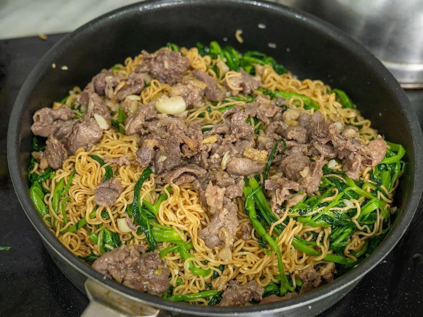 Cách làm mì xào rau muống ngon miệng, đơn giản