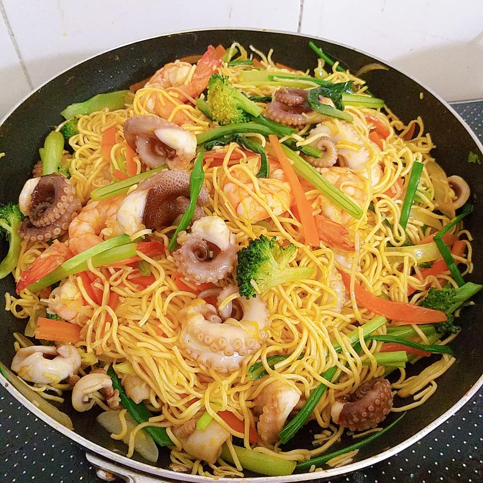Cách làm mì xào hải sản thơm ngon