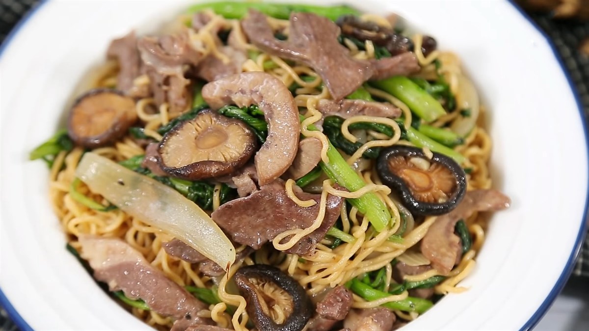 Cách làm mì xào tim heo đơn giản, thơm ngon