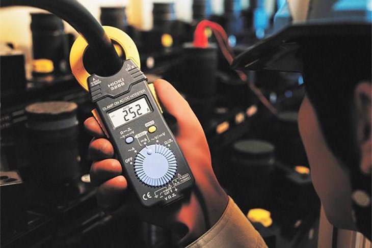 Ở bước thứ nhất, bạn cần xả hết ga cũ ra bên ngoài an toàn