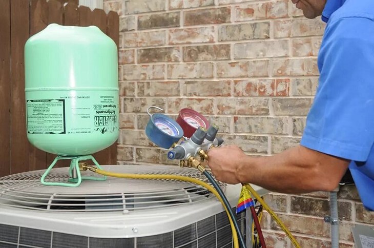 Liên hệ đội ngũ kỹ thuật chuyên nghiệp để được nạp thêm gas cho máy lạnh, tránh hiện tượng máy bị chảy nước