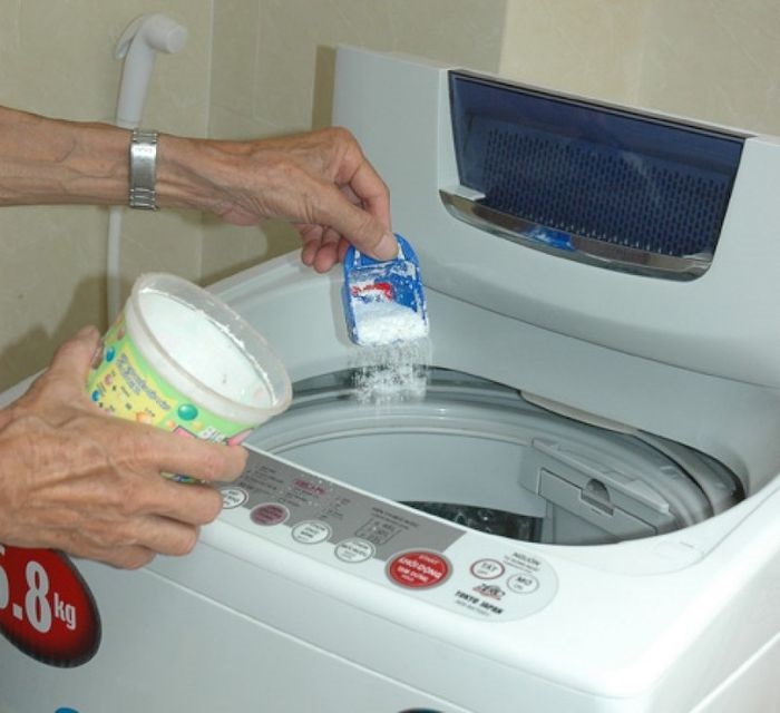 3 lý do không nên dùng bột giặt tay cho máy giặt 