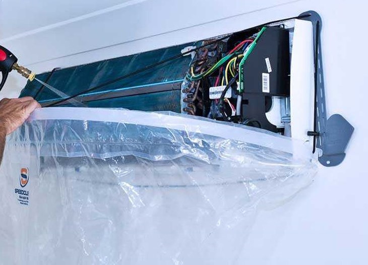Vệ sinh điều hòa thường xuyên giúp loại bỏ bụi bẩn, đảm bảo không khí luôn sạch sẽ
