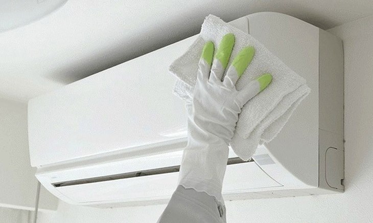Sử dụng khăn khô để lau chùi sạch sẽ lớp mặt nạ của máy lạnh LG