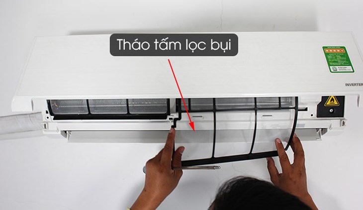 Tháo tấm lọc bụi của máy lạnh ra ngoài
