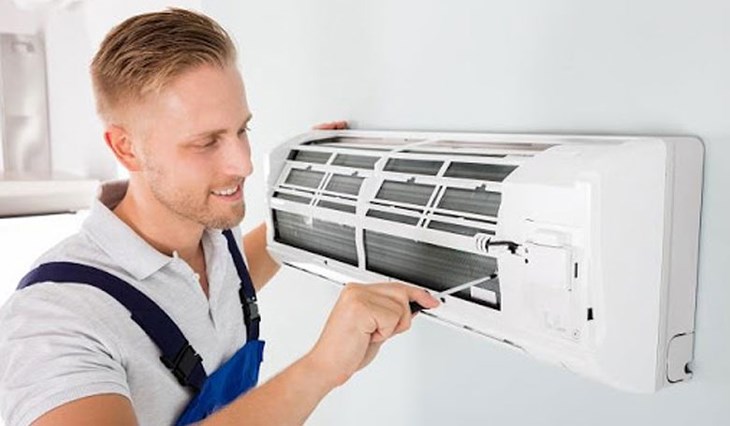 Sử dụng tua vít 4 cạnh để tháo ốc cố định trên dàn lạnh