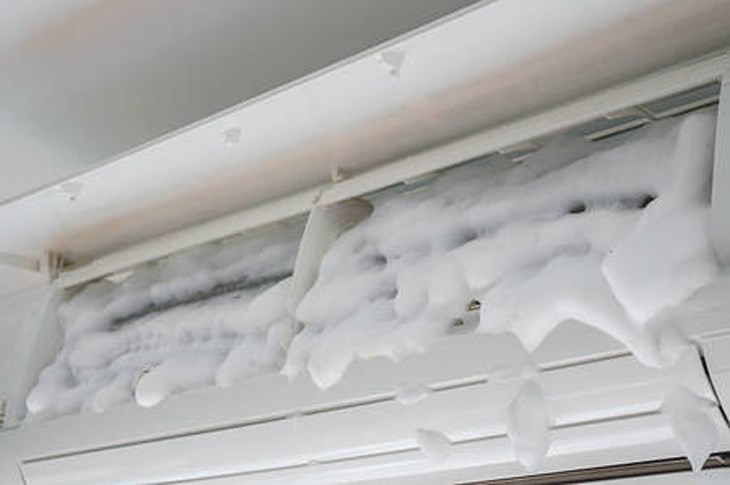 Máy lạnh LG bị đóng tuyết cho thấy bộ lọc đang bị tắc nghẽn bởi bụi bẩn nên máy lạnh cần được vệ sinh