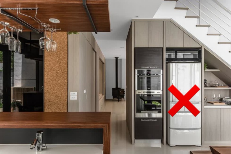 không lắp đặt tủ lạnh dưới gầm cầu thang