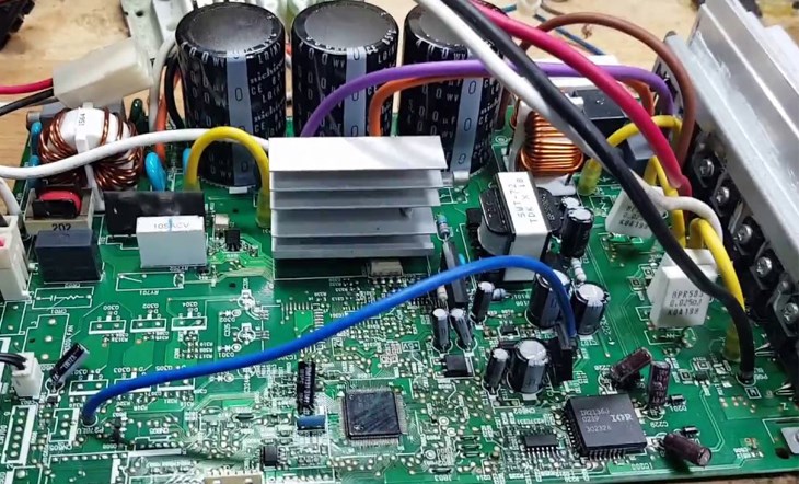 Bụi bẩn làm board mạch bị hỏng và làm ảnh hưởng đến sự hoạt động của quạt dàn nóng
