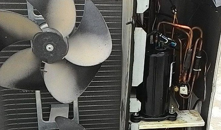 Máy nén và block máy lạnh không hoạt động là do bảng điều khiển bị lỗi hoặc mạch bị hở