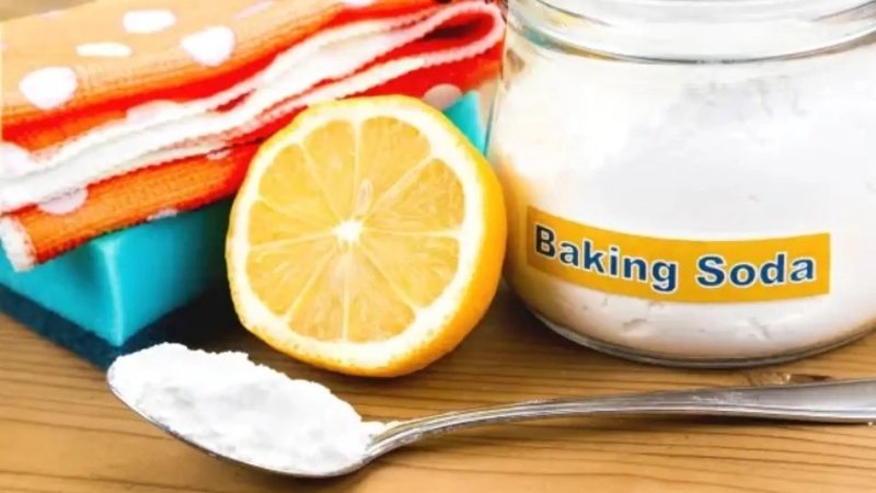 Cách tẩy mốc áo trắng bằng baking soda và chanh