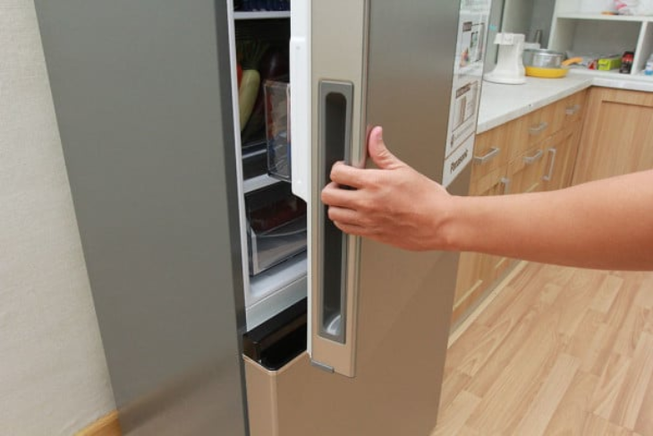 Cửa tủ lạnh bị đóng mở nhiều lần