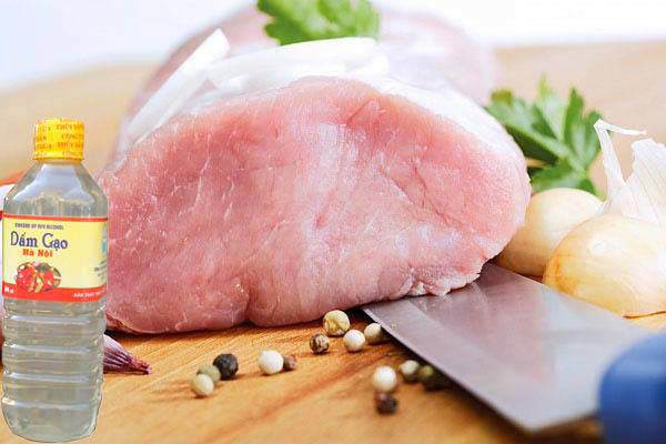 Giấm ăn có tính axit ngoài tác dụng chống oxi hóa giúp thực phẩm tươi lâu và giữ màu sắc tốt hơn còn có tác dụng khử mùi, bảo vệ, cải thiện hấp thu các chất dinh dưỡng.