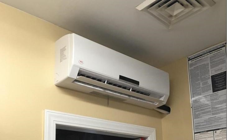 Vị trí gần cửa ra vào giúp hạ nhiệt người dùng nhanh chóng khi bước vào phòng