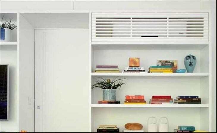 Tận dụng kệ sách để lắp đặt là phương án hiệu quả, đảm bảo khí lạnh tỏa đều khắp phòng