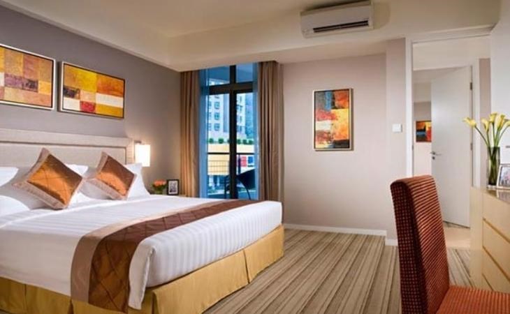 Đặt máy lạnh lệch một bên so với giường ngủ giúp người dùng tránh bị khí lạnh phả trực tiếp vào người khi ngủ