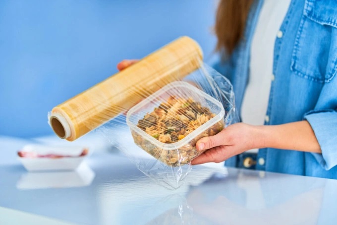 Nguy cơ nhiễm độc vì dùng màng bọc thực phẩm sai cách