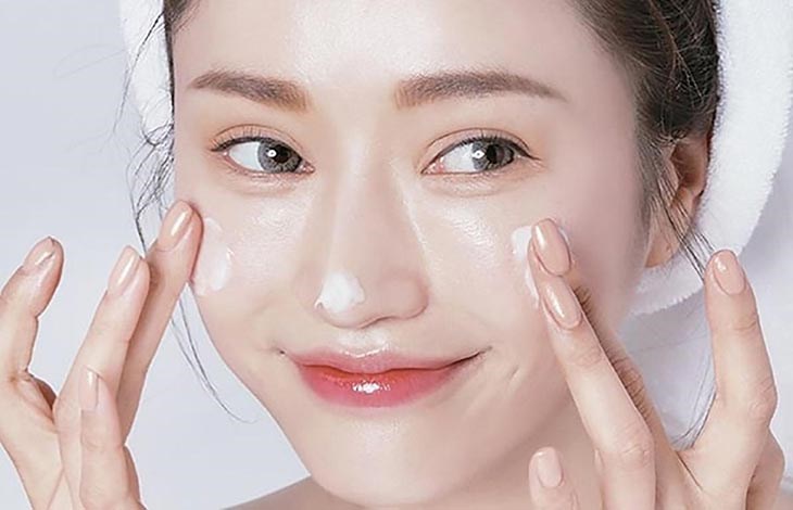 Thoa kem dưỡng ẩm khi ở trong phòng máy lạnh