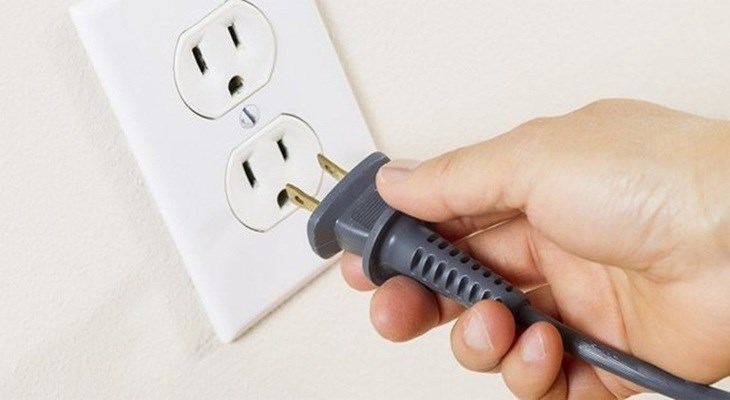 Rút điện và đợi khoảng 12 giây cắm lại có thể giúp reset máy lạnh trở về trạng thái ban đầu