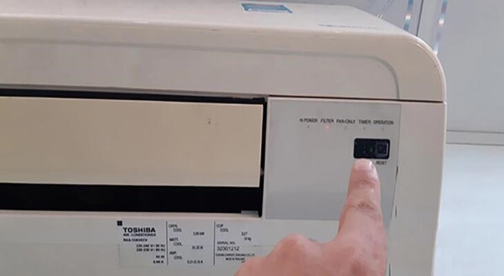 Nhấn vào nút reset trên thân máy để kiểm tra máy có hoạt động bình thường hay không
