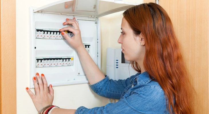 Nếu 2 bước trên không hiệu quả, lúc này bạn cần bật cầu dao tổng và cắm dây máy lạnh vào bảng điện trong nhà