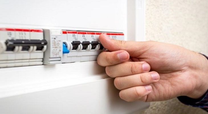 Tắt Aptomat và đợi 5 phút bật lại rồi quan sát xem máy lạnh có hoạt động bình thường không