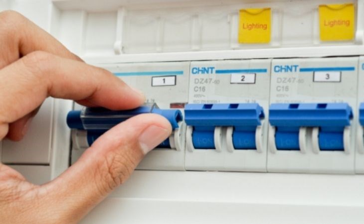 Tuyệt đối không nên bật tắt máy lạnh liên tục vì dễ gây tình trạng hư hỏng các board mạch bên trong thiết bị