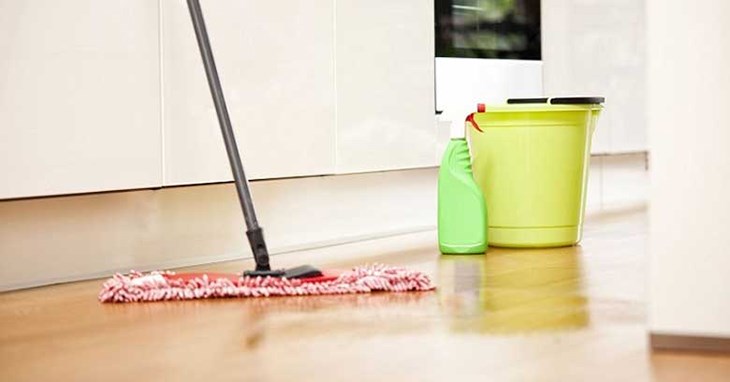 Lau sàn trước khi bật máy lạnh giúp độ ẩm trong phòng được cân bằng và ổn định