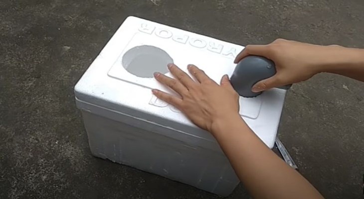 Sử dụng keo nhựa dán kín ống nhựa chữ L vào đường tròn đã cắt