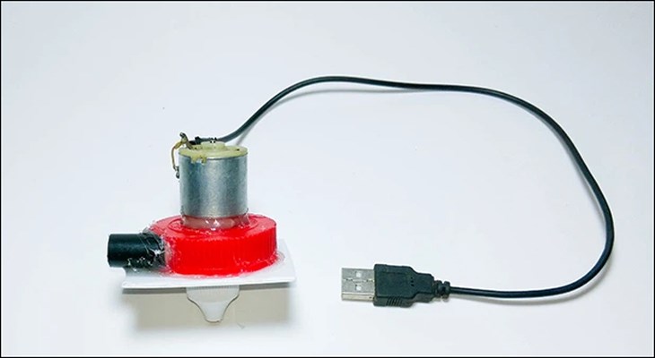 Lần lượt nối 2 dây đỏ và đen của USB vào 2 cực của mô tơ