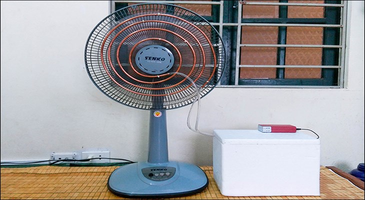 Bỏ vào thùng xốp 1 ít nước đá rồi nối ống nhựa vào đầu nước ra của máy bơm, sau đó cắm đầu USB vào pin sạc dự phòng