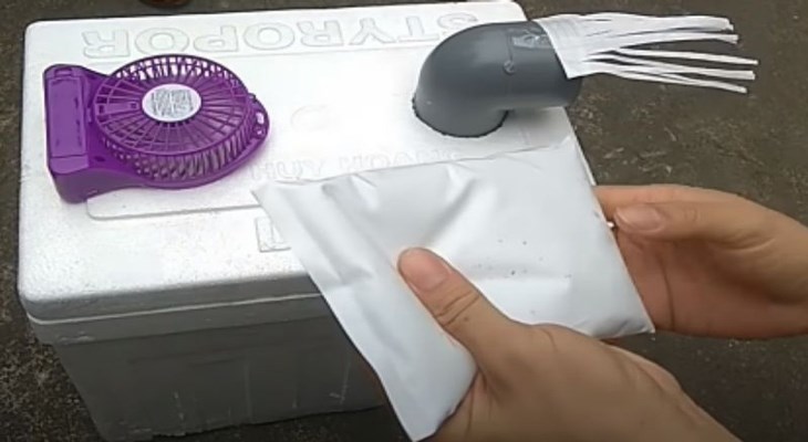 Cho một lượng đá vào thùng rồi bật quạt là hoàn thành