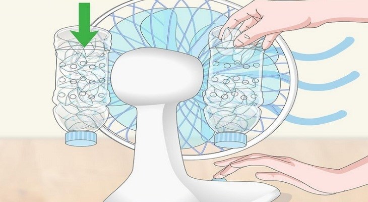 Bỏ những viên nước đá vào trong chai rỗng và bật quạt