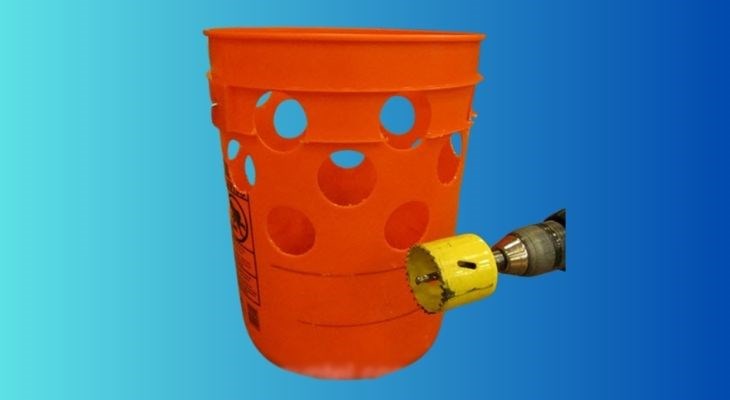 Dùng máy khoan để khoan lỗ trên thùng theo vòng tròn đã đánh dấu ban đầu