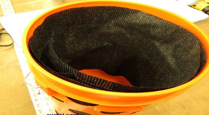 Sử dụng kéo để cắt một tấm vải mềm 31 x 14cm và một miếng mút xốp 31 x 72cm rồi cuộn cả hai bỏ vào bên trong thùng