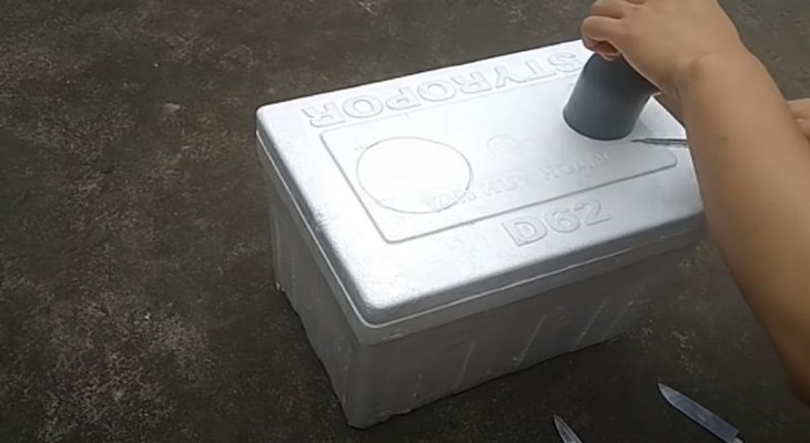 Đầu tiên, lấy bút một đường tròn lên nắp thùng xốp bằng đường kính của ống nhựa