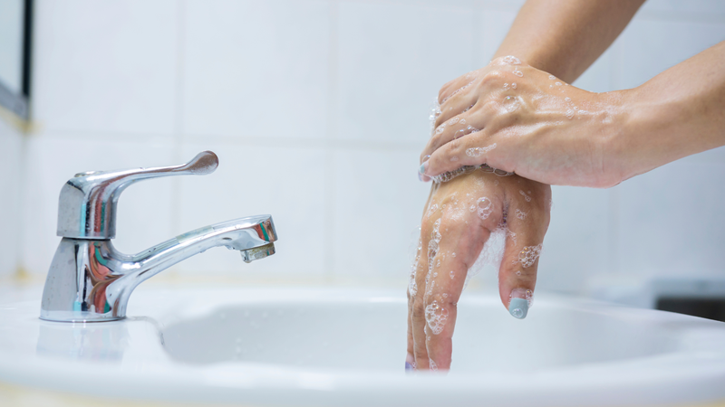 Cách làm sạch nhựa mít dính trên tay an toàn