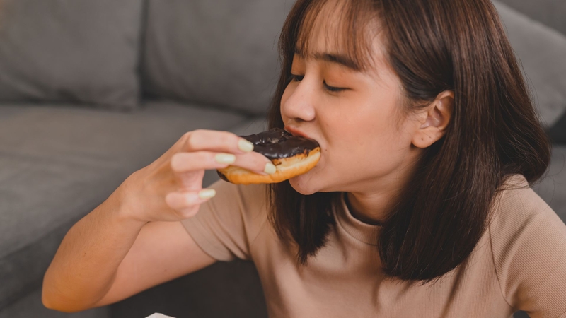 Các món nhiều đường khiến bạn nhanh chóng cảm thấy đói, từ đó dễ ăn nhiều hơn