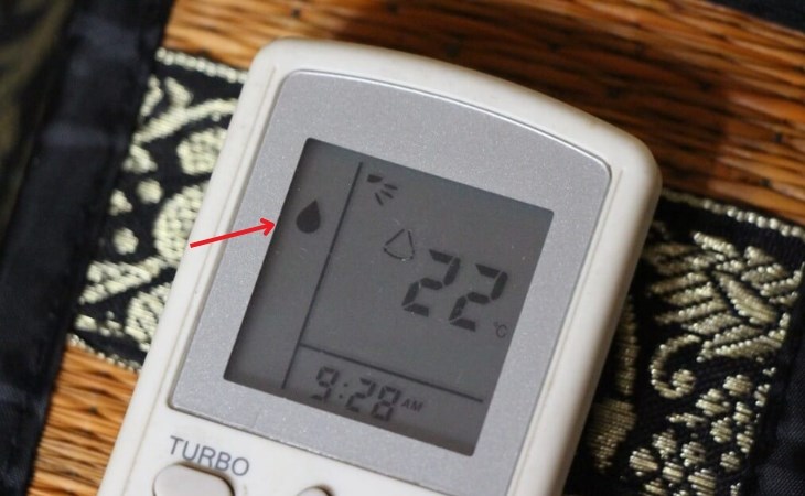 Biểu tượng giọt nước trên remote điều hòa giúp thông báo cho người dùng biết thiết bị đang ở chế độ Dry