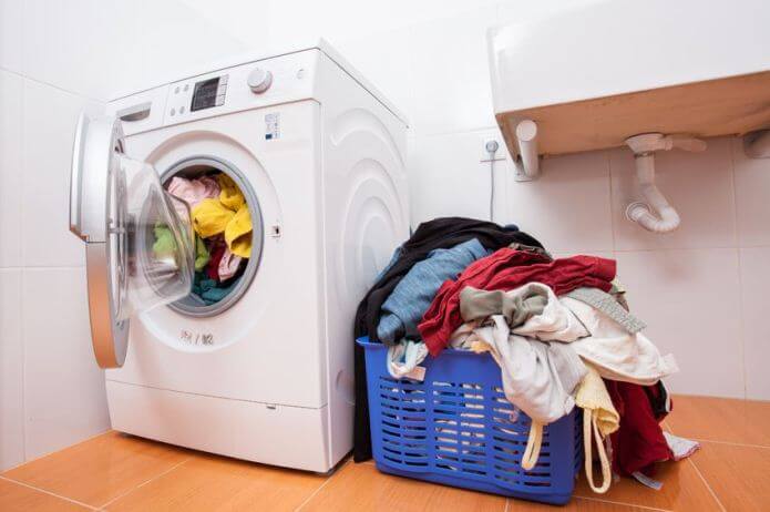 Cho quần áo vào máy giặt quá nhiều