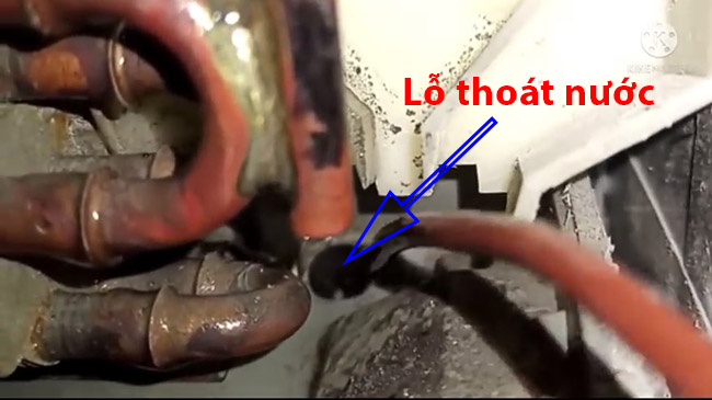 chọc dây thông hoặc ống thổi sạch nước thông ống nước thải máy lạnh