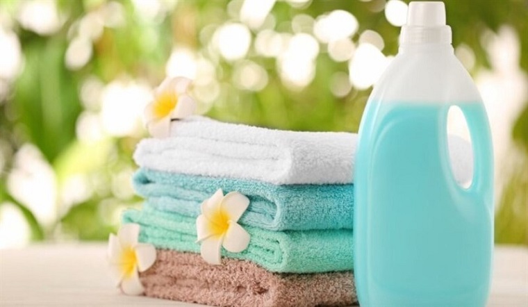 Có nên giặt quần áo trẻ sơ sinh, trẻ nhỏ bằng máy giặt không?