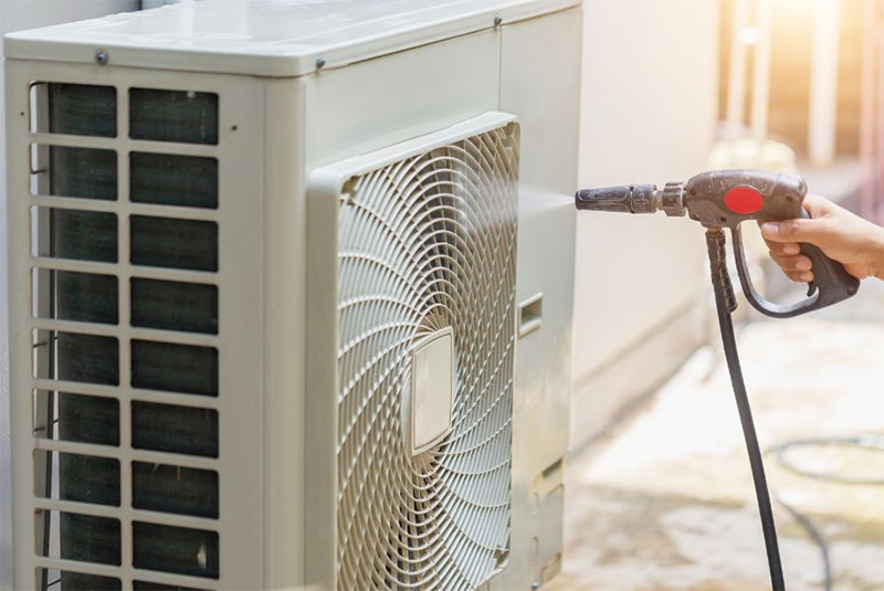 Có nên xịt nước vào cục nóng điều hòa? Cách vệ sinh đúng kỹ thuật