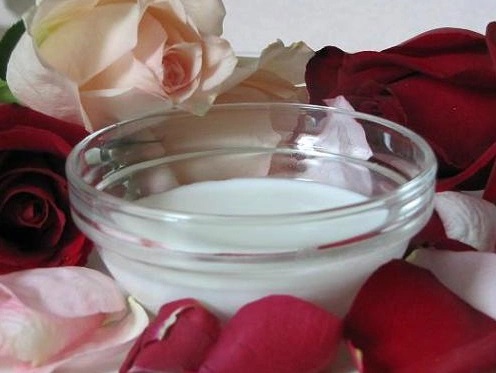10 công dụng bất ngờ của sữa trong gia đình