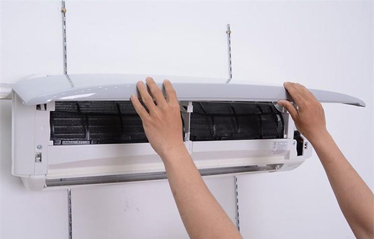 Nhấc mặt trước của máy lạnh lên cao hơn so với chiều cao của thiết bị