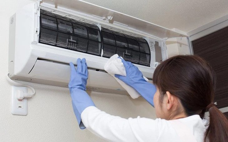 Sử dụng khăn khô để lau sạch bề mặt của máy lạnh