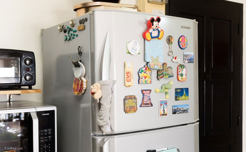Dán sticker lên tủ quá nhiều