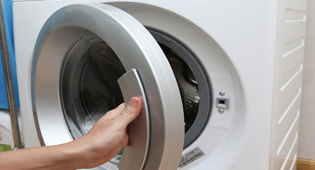 Đóng nắp máy giặt ngay sau khi giặt xong - thói quen không tốt của nhiều người