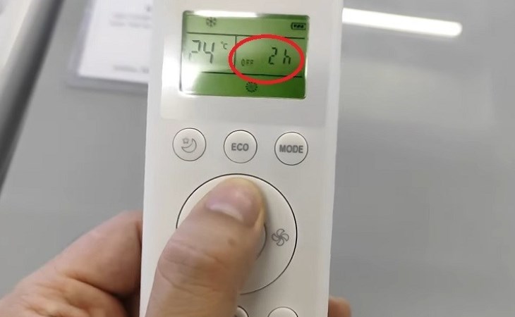 Bạn điều chỉnh thời gian hẹn giờ tắt bằng cách nhấn nút mũi tên lên/xuống trên remote